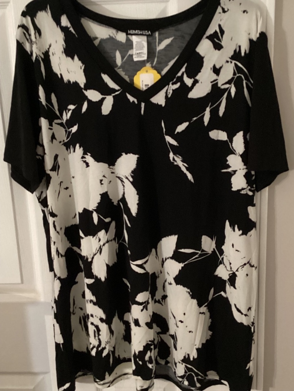 Heimish U.S.A. V-necked top with flowers.  Size 3XL